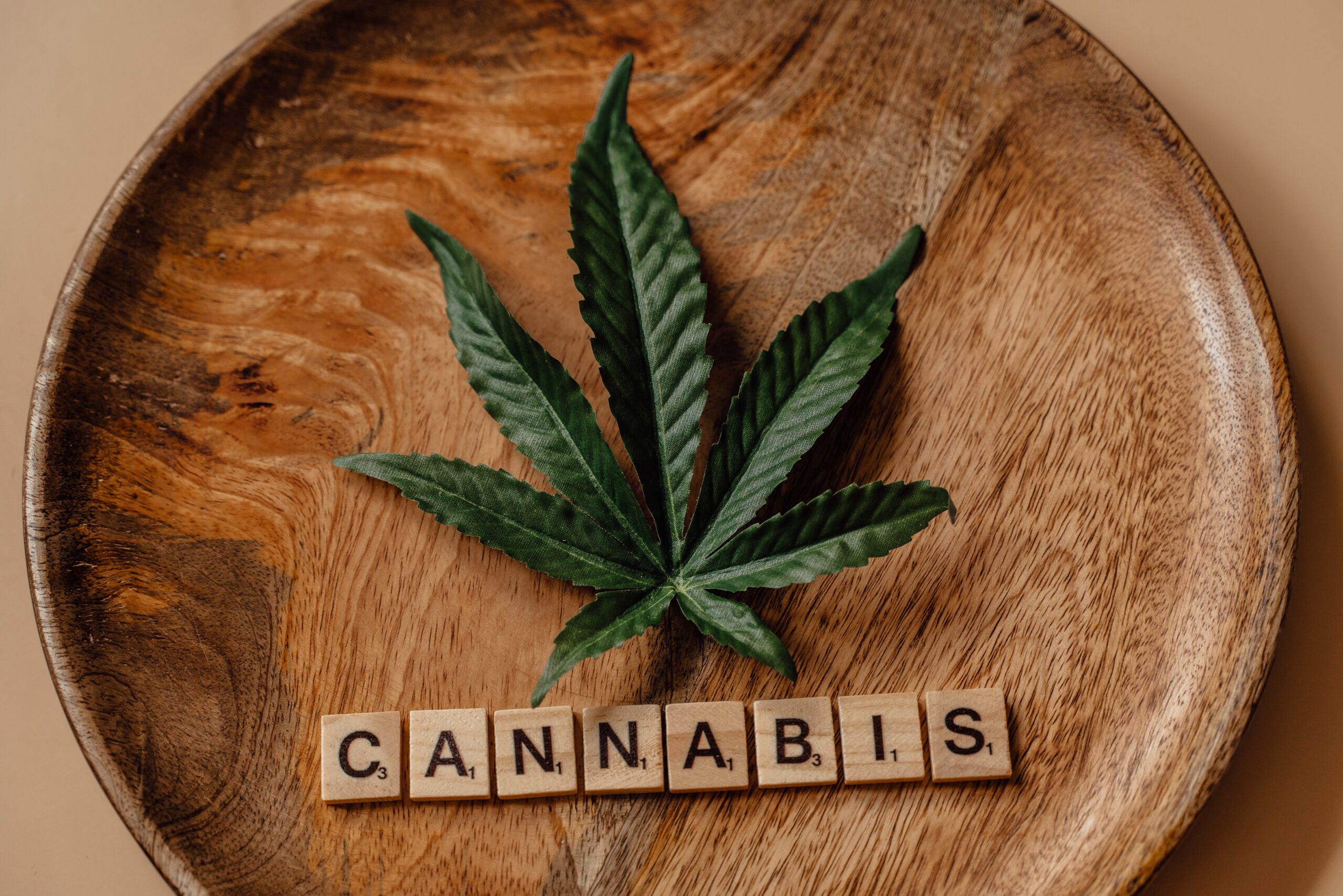 Cannabisblatt mit Aufschrift