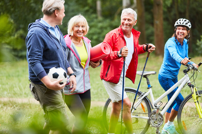 Vier aktive Senioren freuen sich auf den Freizeit Sport zusammen im Sommer