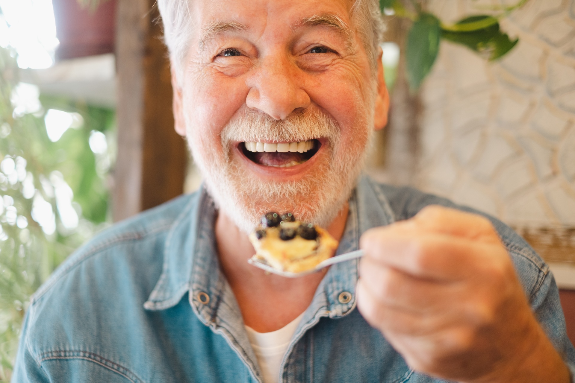 Lachender Mann mit Dessert | Guinness Bier  