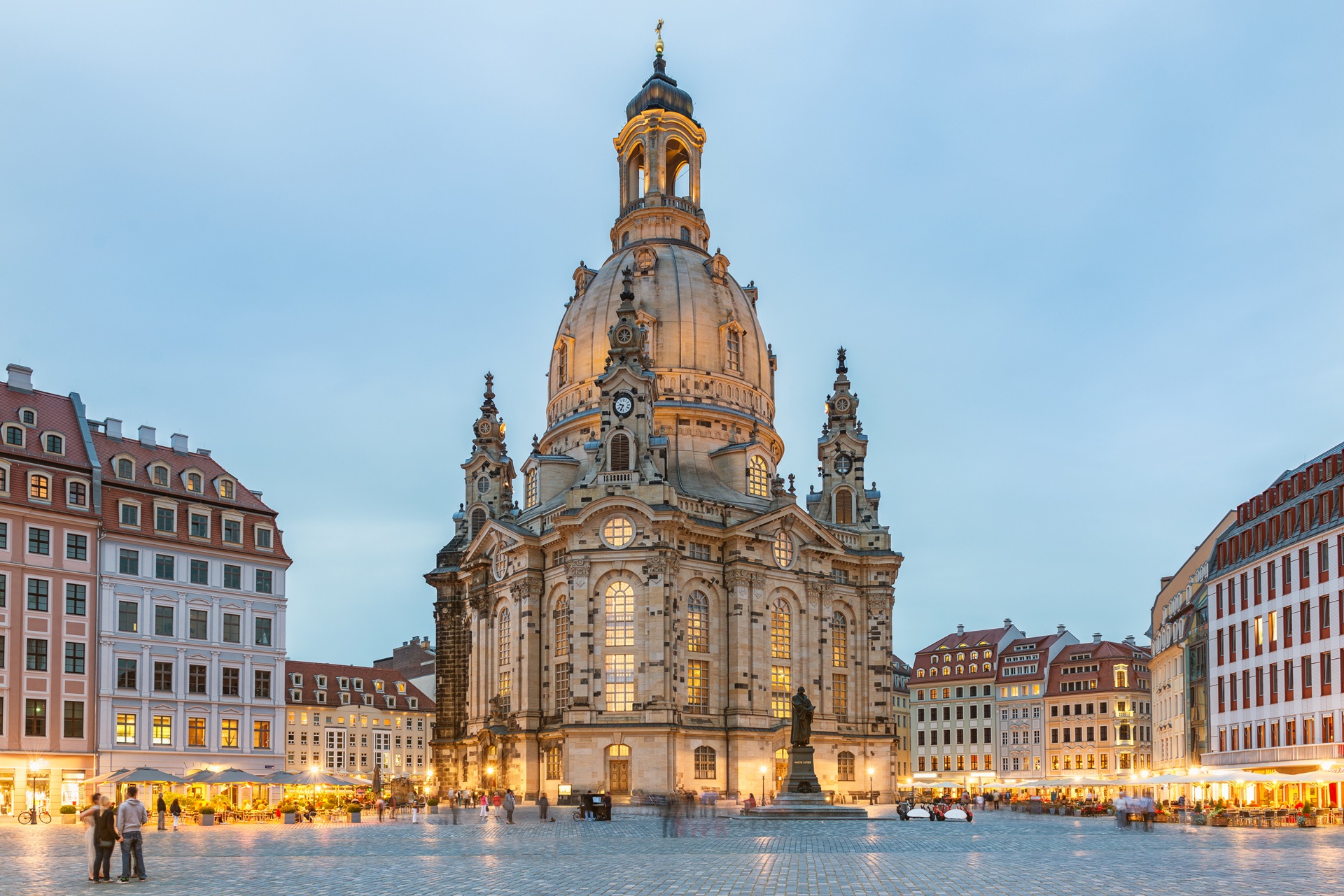 Frauenkirche im Abendlicht am Neumarkt | Escort Service Dresden
