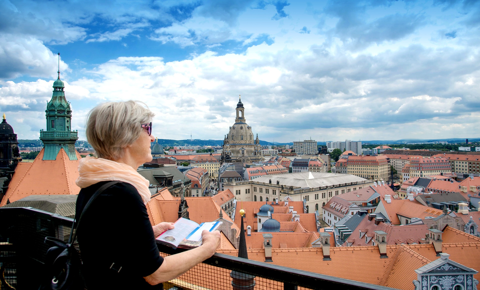 Reisende Seniorin mit Blick auf Dresdner Altstadt | Escort Service Dresden